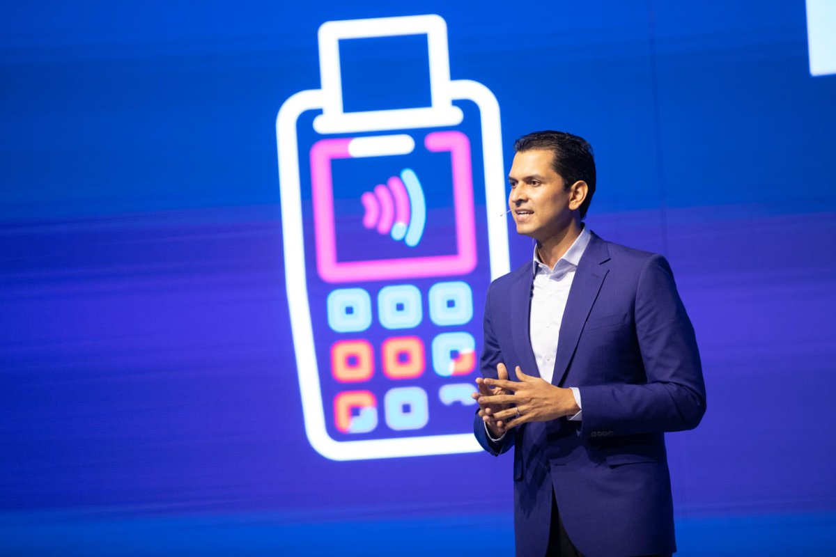 PresidenciaRD's tweet photo. El Pdte. @LuisAbinader asistió a la presentación oficial de @QikBanco Digital Dominicano, primer neobanco del país que ofrece una propuesta de valor diferenciadora basada en agilidad, flexibilidad y tecnología de punta desarrollado por el Grupo Popular (@Popularenlinea). https://t.co/1h2GoWBABc