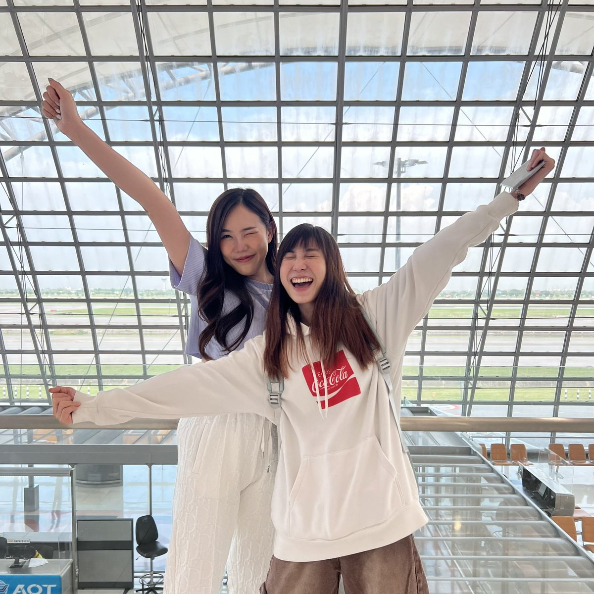 homerunmusicTH's tweet photo. ไปค้าบบบบบ บินก่อนไม่รอต้าวเบล @bellbaewww ละนะ! ✈️✨
#HomeRunRoadToThaiFest
#เชียงใหม่โอซาก้ากับเวียตเจ็ท
#ยืนหนึ่งสุวรรณภูมิ
#Vietjet #ThaiVietjet
#เที่ยวญี่ปุ่นต้องเวียตเจ็ท
#HomeRunGirls
#HomeRunMusic https://t.co/DUc7MneYmW