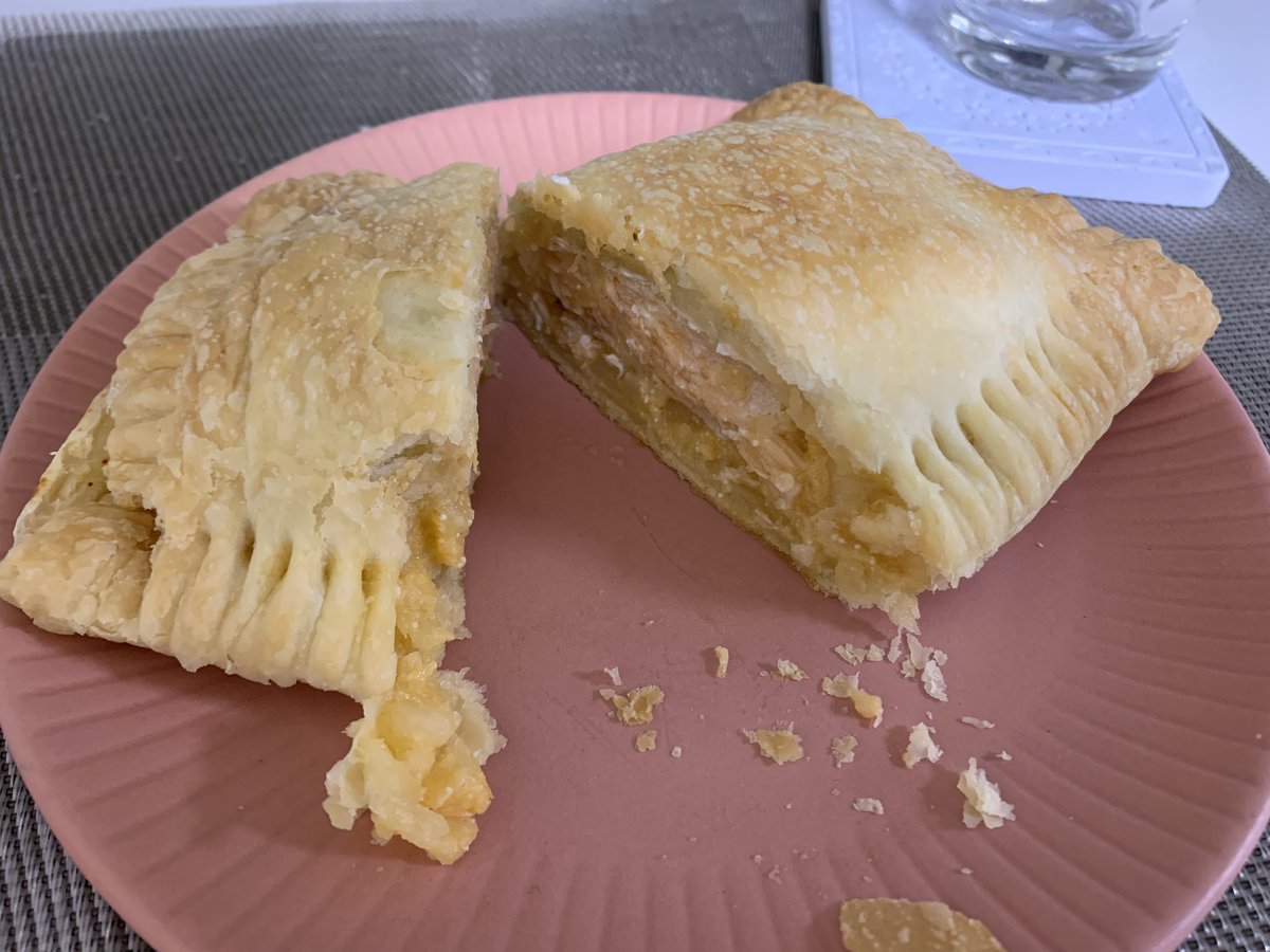kuchi0's tweet photo. パイ🥧

中身はじゃがいも🥔と鮭🐟です https://t.co/dPu52aocaj