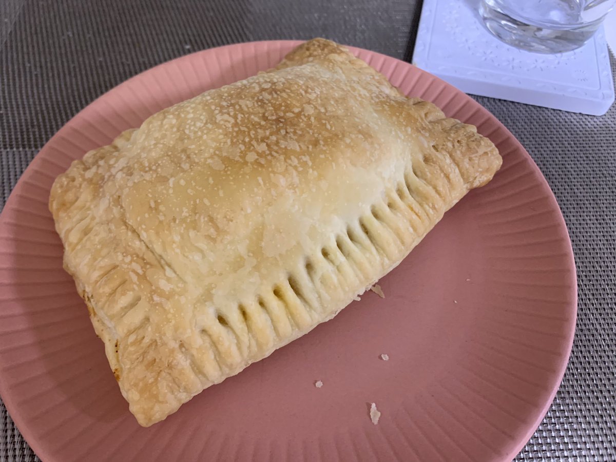 kuchi0's tweet photo. パイ🥧

中身はじゃがいも🥔と鮭🐟です https://t.co/dPu52aocaj