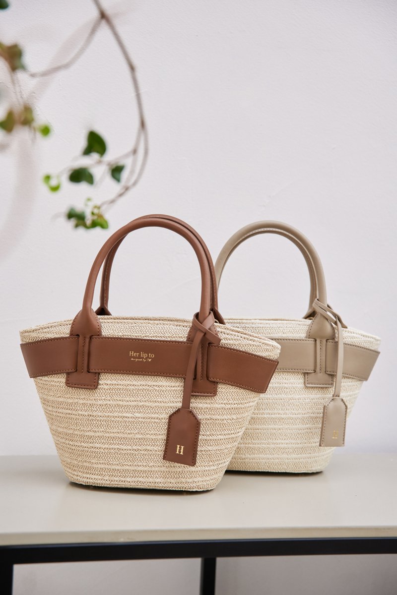 Herlipto_info's tweet photo. //Palma Mini Tote Bag//

シーズンムードを高めてくれる
ミニマルでコンパクトな
洗練顔ミニトートバッグ👑

ヴィーガンレザーとのコンビにより
カジュアルになりすぎず、高級感漂う
エレガントな印象をプラスしました。

▶︎5月14日(日)19時発売
https://t.co/cBgcyUCKsP https://t.co/mLeJ5yajBF