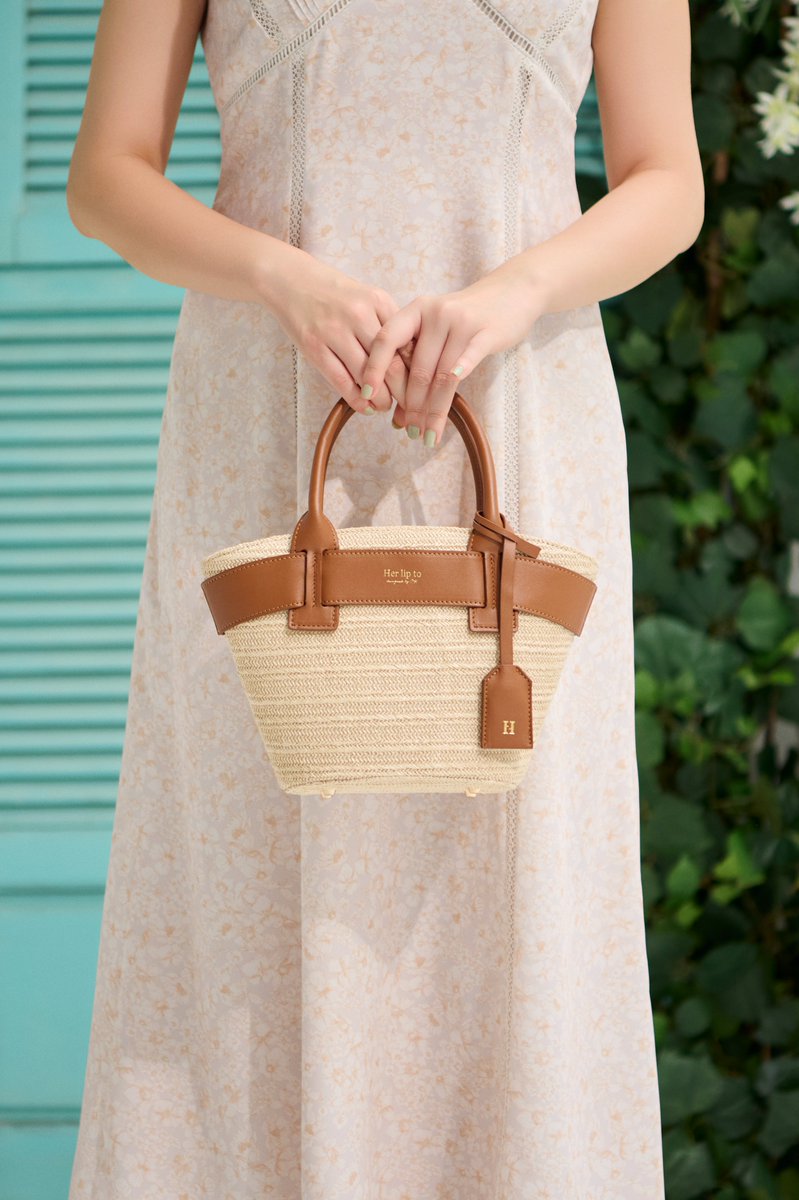Herlipto_info's tweet photo. //Palma Mini Tote Bag//

シーズンムードを高めてくれる
ミニマルでコンパクトな
洗練顔ミニトートバッグ👑

ヴィーガンレザーとのコンビにより
カジュアルになりすぎず、高級感漂う
エレガントな印象をプラスしました。

▶︎5月14日(日)19時発売
https://t.co/cBgcyUCKsP https://t.co/mLeJ5yajBF