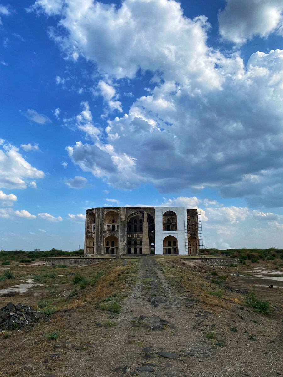 divakarsatam's tweet photo. Discovering the hidden gems of Ahmednagar on my latest bike ride, I stumbled upon the stunning Fariya Bag monument. Although currently under renovation, this beautiful structure still took my breath away against the backdrop of the clear blue sky❤️✌️❤️
@oltraveller @NGTIndia https://t.co/4lC9hPdw8s