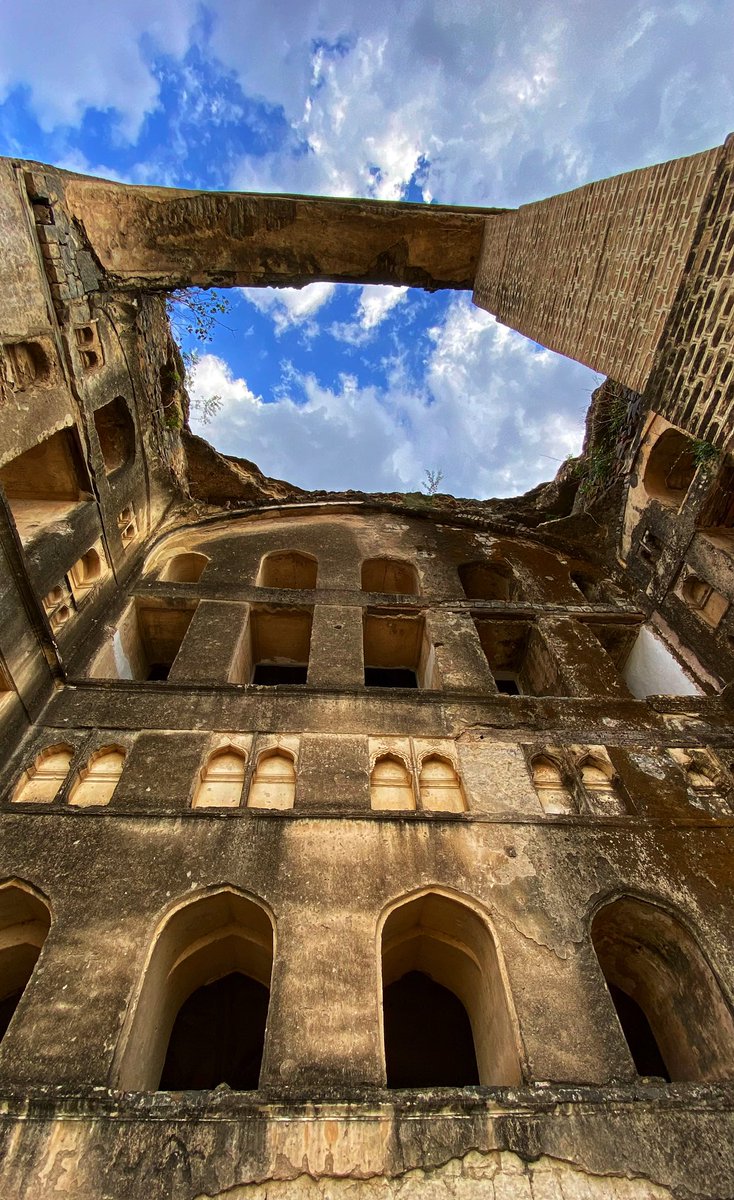 divakarsatam's tweet photo. Discovering the hidden gems of Ahmednagar on my latest bike ride, I stumbled upon the stunning Fariya Bag monument. Although currently under renovation, this beautiful structure still took my breath away against the backdrop of the clear blue sky❤️✌️❤️
@oltraveller @NGTIndia https://t.co/4lC9hPdw8s