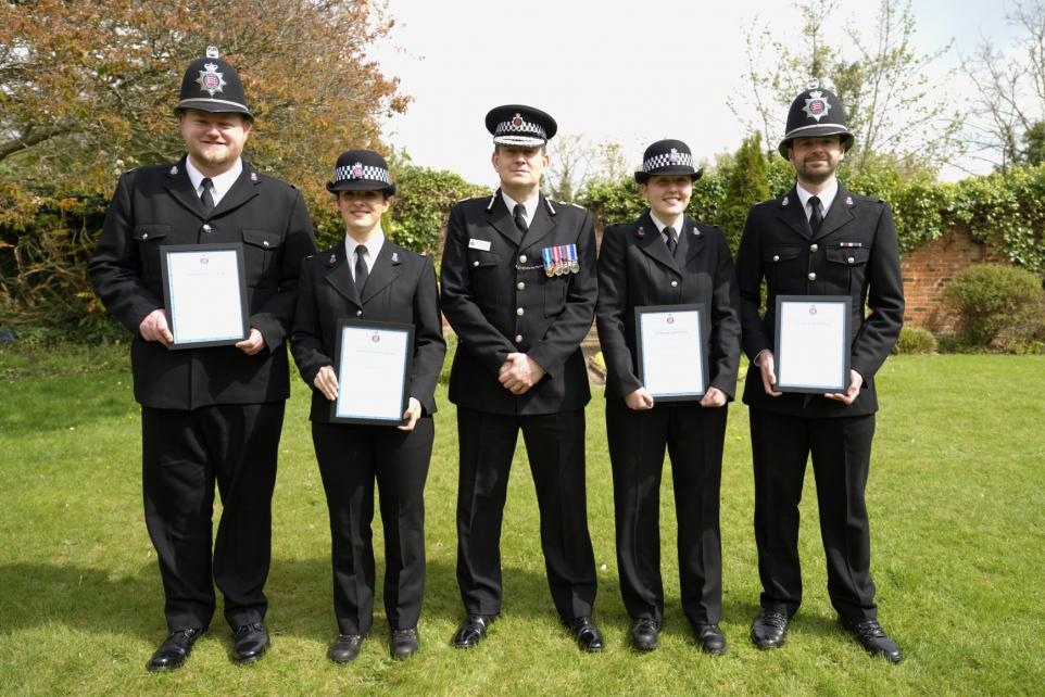 RAnglians's tweet image. FOUR Braintree officers who have been commended for saving the life of a man who was slashed in the neck with a razor. PC Bailey (Royal Anglian veteran) called an ambulance and provided first aid.  bit.ly/41nz28e 

#veterans #commendation #RoyalAnglianVeteran