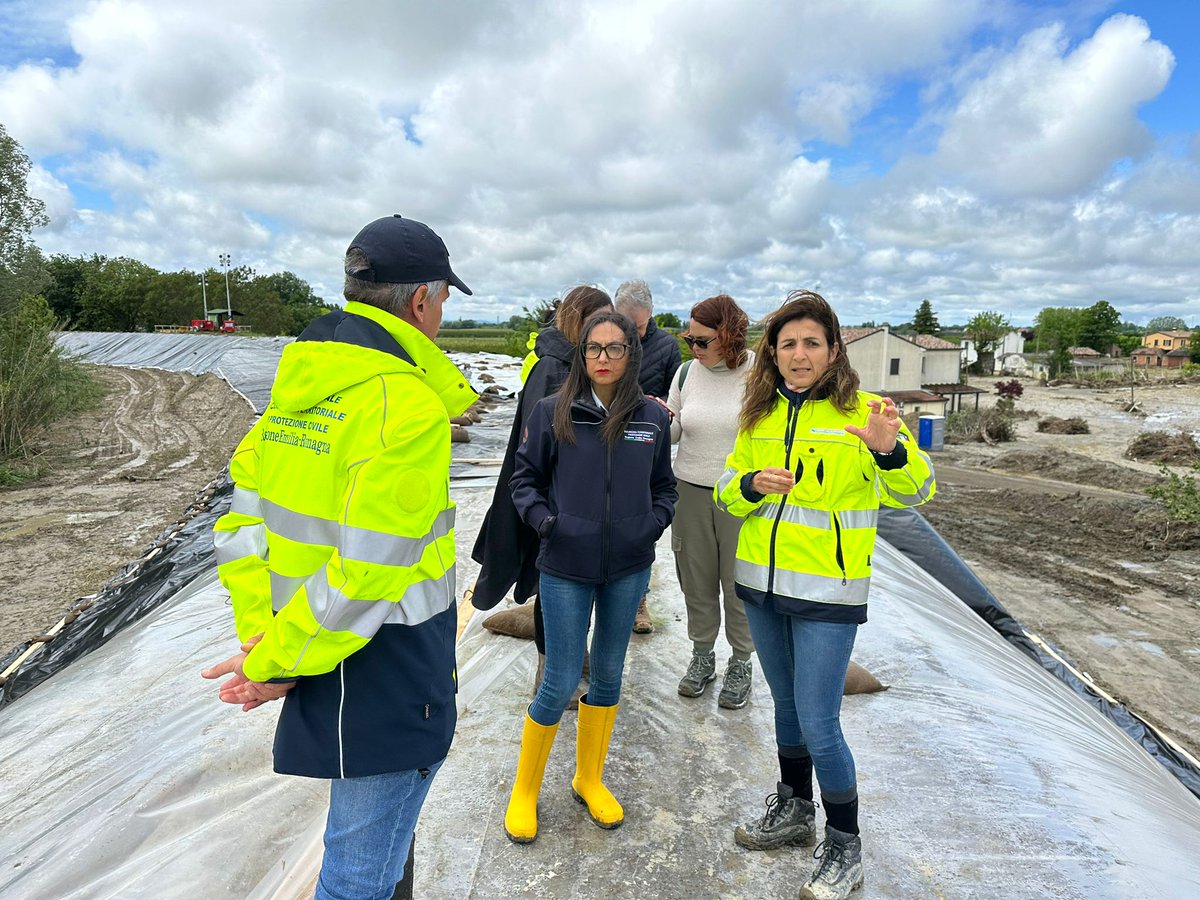 RegioneER's tweet photo. #Maltempo. #Bagnacavallo, completata in cinque giorni la #ricostruzione d’emergenza per la #sicurezza dell’#argine del #fiume #Lamone, con squadre al lavoro h24. Sopralluogo della vicepresidente @irene_priolo. La #notizia 👉 https://t.co/ealHxP4Xk6 https://t.co/5YcGCaJxVU