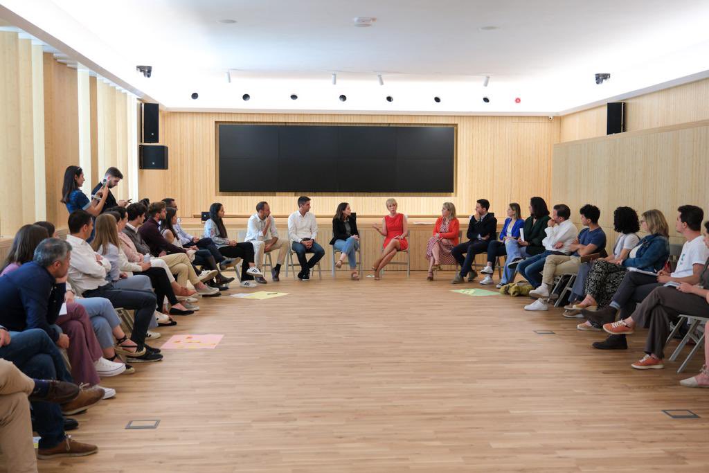 La SE <a href="/carmeartigas/">Carme Artigas</a> protagoniza el encuentro ciudadano de <a href="/elfuturoahora_/">El Futuro es Ahora</a> y <a href="/BCorpSpain/">B Corp Spain</a>. Más de 35 asistentes que dan respuesta a una enorme pregunta.

👉 Cómo pueden las #empresas mejorar la vida de las #personas❓