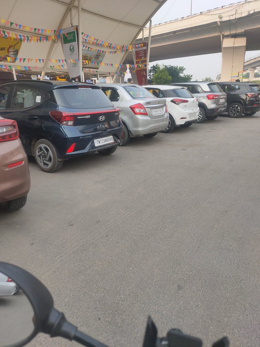 eyemediatamil's tweet photo. Guindy kathipara park has somany car were parked on the road particularly evening public are suffered trafic jam and authorised parking they doing please do need full actions Thank u at public service #MMtv #MMNews #MMMedia #publicrightsmovement @ChennaiTraffic @chennaicorp https://t.co/4djAmqqHmf