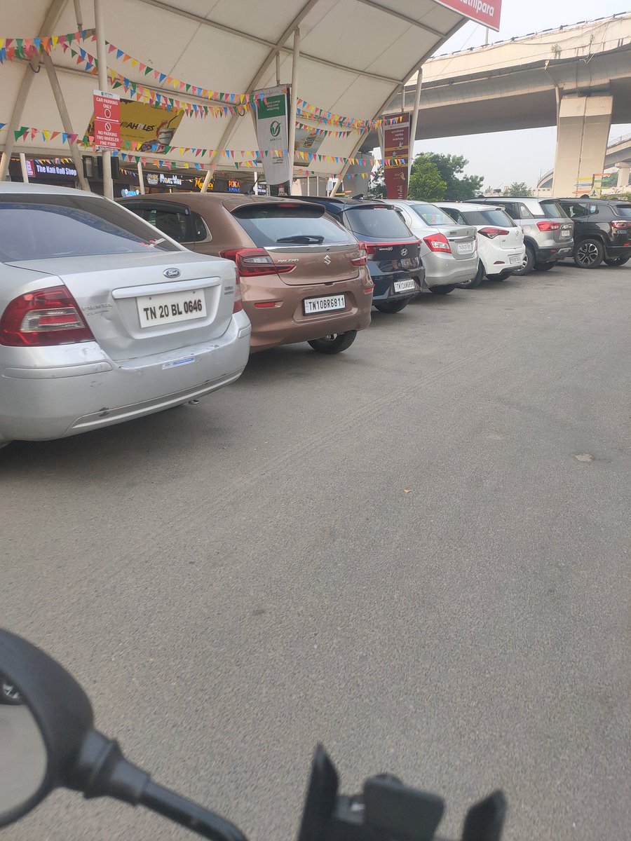eyemediatamil's tweet photo. Guindy kathipara park has somany car were parked on the road particularly evening public are suffered trafic jam and authorised parking they doing please do need full actions Thank u at public service #MMtv #MMNews #MMMedia #publicrightsmovement @ChennaiTraffic @chennaicorp https://t.co/4djAmqqHmf