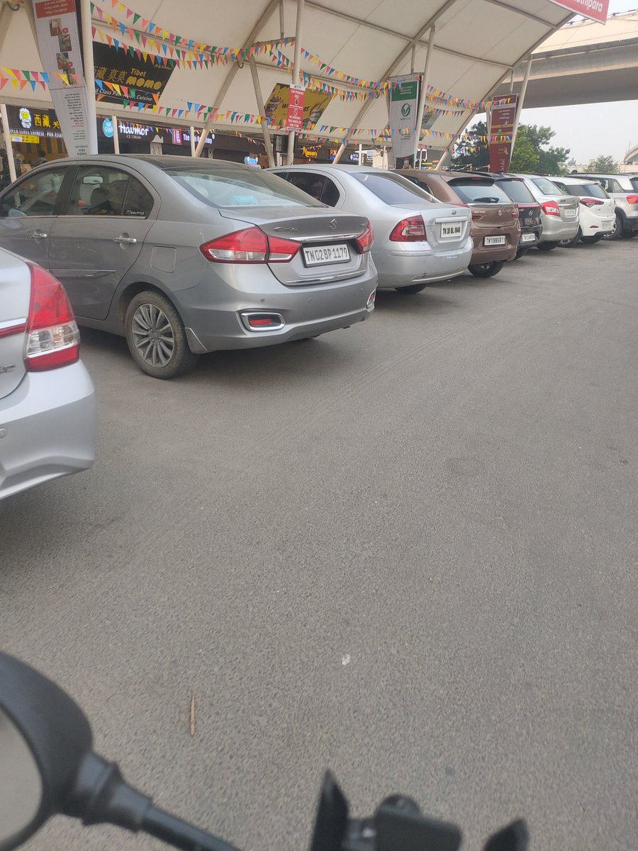 eyemediatamil's tweet photo. Guindy kathipara park has somany car were parked on the road particularly evening public are suffered trafic jam and authorised parking they doing please do need full actions Thank u at public service #MMtv #MMNews #MMMedia #publicrightsmovement @ChennaiTraffic @chennaicorp https://t.co/4djAmqqHmf
