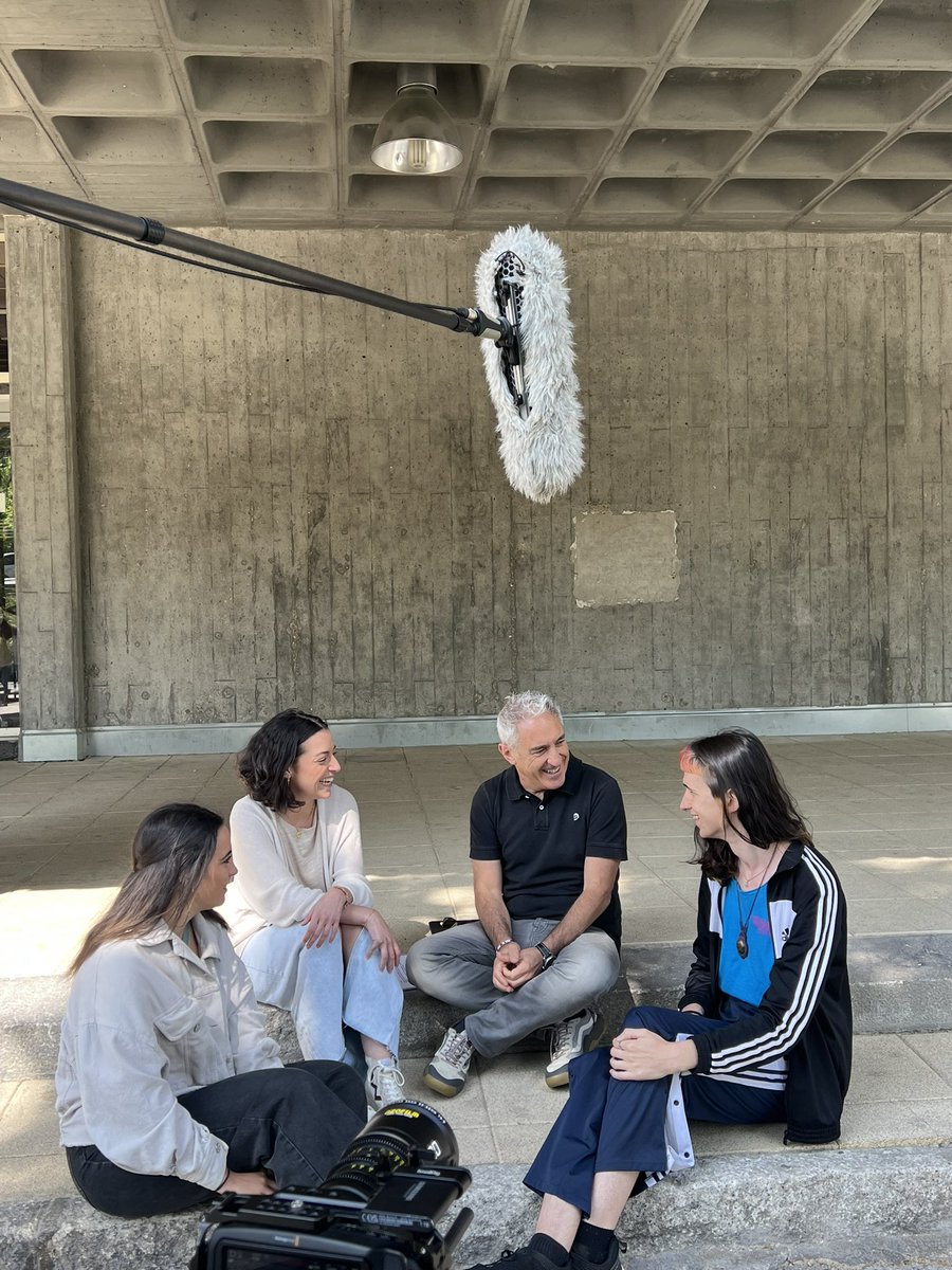 Grabando en la facultad de ciencias de la información junto a unos estudiantes de periodismo y <a href="/jonsistiaga/">Jon Sistiaga</a>