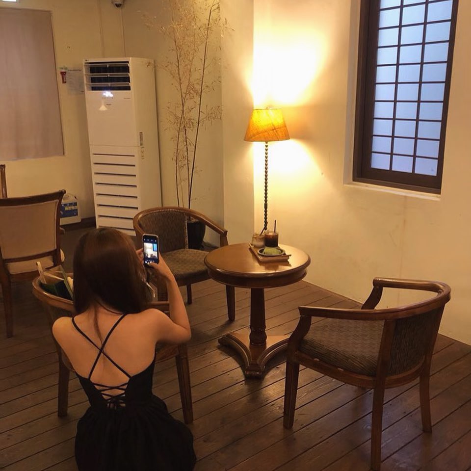 The seemingly fragmented fragments of life are a secret tunnel to a happy planet.