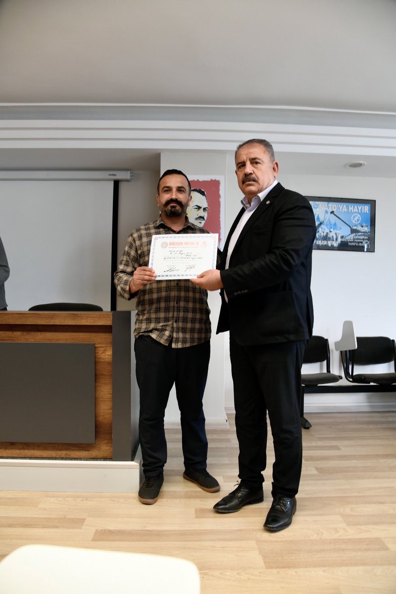 BirlesikMetal's tweet photo. Genç İşçi Eğitimimiz, Genel Başkanımız Adnan SERDAROĞLU ve Genel Eğitim Sekreterimiz Seyfettin GÜLENGÜL’ün katılımıyla düzenlenen sertifika töreniyle son buldu.
Genç üyelerimiz, işyerlerine daha bilinçli, kararlı ve umutlu olarak döndüler. https://t.co/CmPWF25Ji6