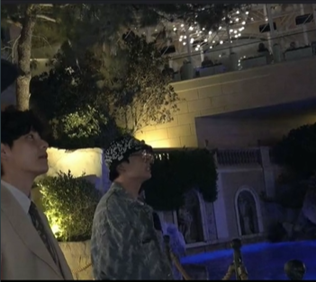 cosas que dejan pensado
 cuando una chica dijo que vio a #taekook besarse en la fuente bellagio y la gente le tiro hate pero después aparecieron las fotos de ellos en la fuente y se podía observar el balcón donde  ella dijo que estaba además describió perfectamente la ropa de JK