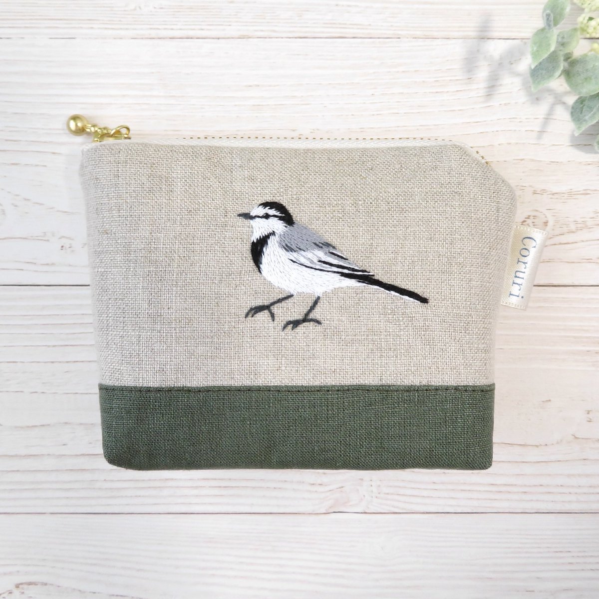 Coruri38's tweet photo. ルリビタキさんの刺繍ポーチなど複数再販しました。
お気にいりの野鳥さんとのおでかけなどにぜひ🌷

#刺繍　#小鳥　#野鳥　#ハンドメイド　#リネン　#ルリビタキ　#スズメ　#ハクセキレイ　#シジュウカラ https://t.co/1DKF3oDnza
