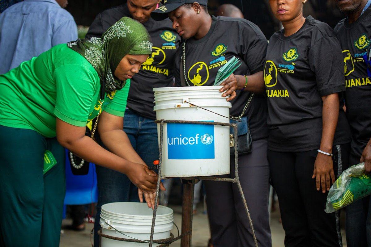 Kinga ni bora kuliko tiba 💪🏾
We’re on the streets of Dar es Salaam with <a href="/yangasc1935/">Young Africans SC</a> for hand-washing demonstration drives to promote cholera prevention with community health workers! Today and every day let's ensure that children always have access to clean and healthy water!