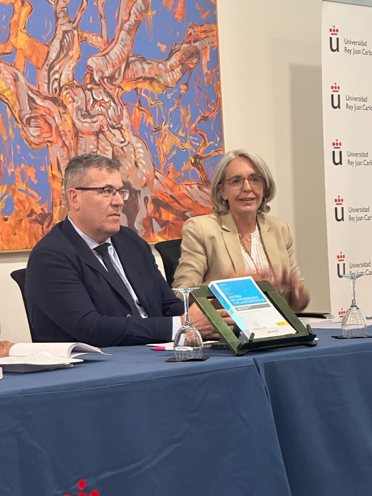 BURJC's tweet photo. Ayer se presentó en la biblioteca de Madrid el libro "Historia de la probabilidad y de la estadística XII" que fue elegido Libro de la Semana por la @URJCFCEE @BURJC https://t.co/Iv8cxDrMOg