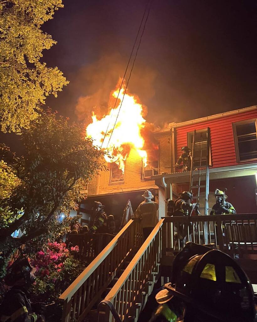 officers964's tweet photo. 🔥2ND ALARM🔥
800 blk Union Ave 21211
Box Alarm 21-30 
#Hampden
Council District 14 @odetteramosbaltimore 

#WhileYouWereSleeping At around 0230 hrs, #BMORESBravest responded for the reported dwelling fire. On arrival units were confronted with a rapid… https://t.co/k5TYSfWG2V https://t.co/vcPbVSwfjf
