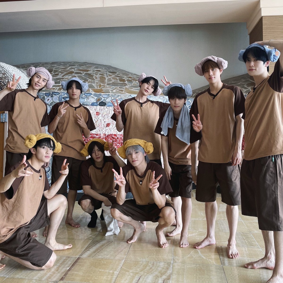 yunotized's tweet photo. according to the colours of the towels, the team divisions are:

blue: jaehyun, haechan, taeil
yellow: mark, yuta, taeyong
pink: johnny, doyoung, jungwoo

can't wait for the content!!! 😭 https://t.co/GTUCyrEwRi