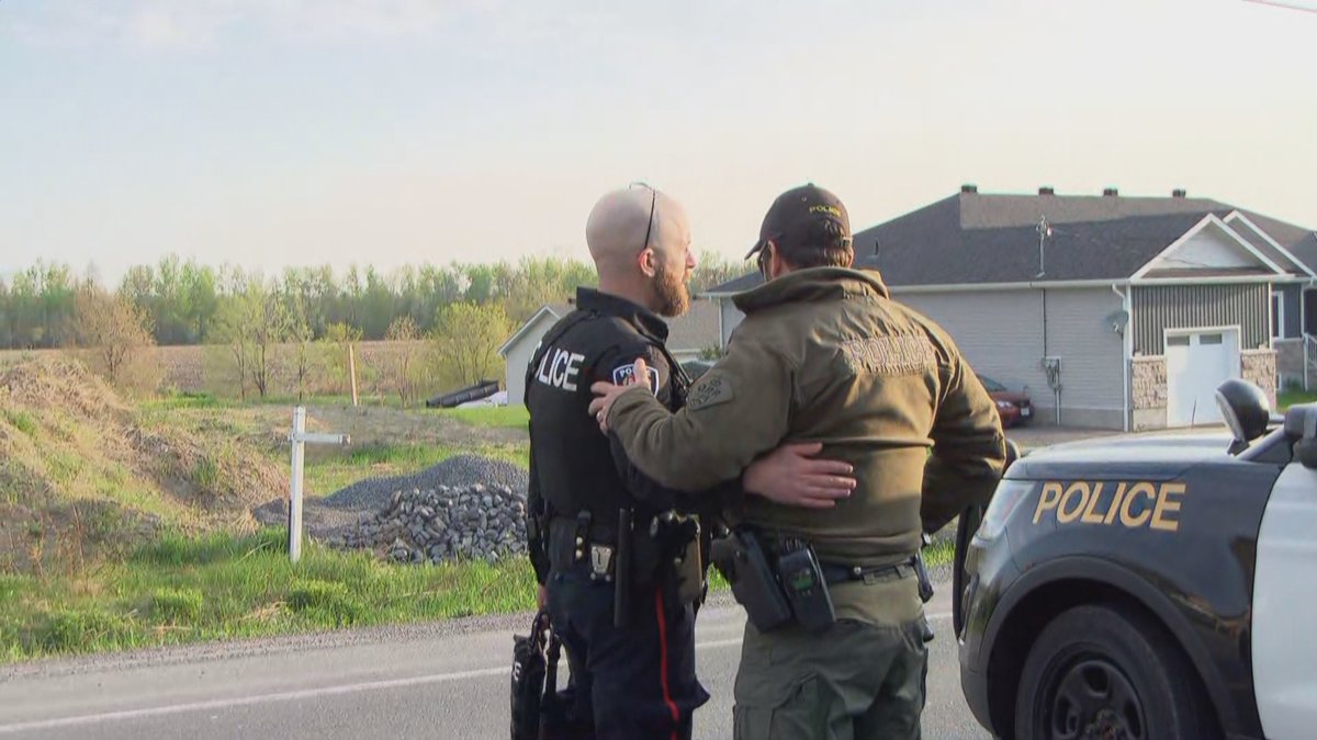 Notre collègue <a href="/MatGT_SRC/">Matéo Garcia-Tremblay</a> a capté cette belle image montrant la solidarité policière à Bourget.

Un policier d'Ottawa soutient son confrère de la PPO.