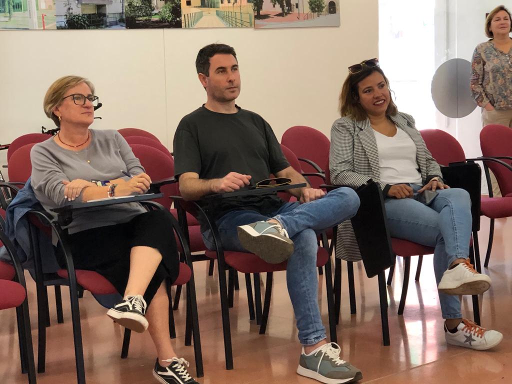 promoecosf's tweet photo. 1️⃣0️⃣ hores en 3️⃣ sessions i un coneixement que "ens servirà molt en la recerca de feina".
👉 Acaba el curs de Resiliència motivadora que ha impartit la @roserselles a Can Maginàs.
📌 Les formacions de millora professional segueixen a l'#SLO. Estigueu atents a les xxss
#FormacioSF https://t.co/EFq9kDCDgU