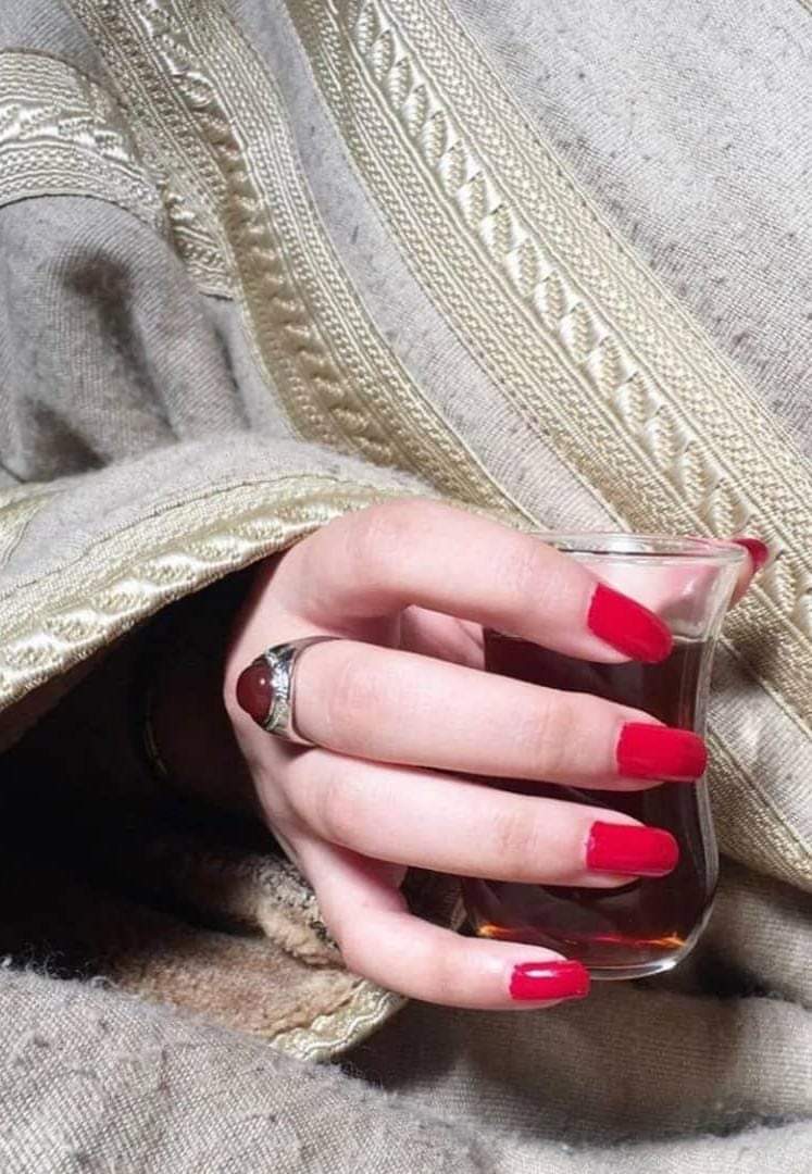 أعظم شجاعة أن تجد في ذاتك السلوى، أن تكون لنفسك دربًا وُجهتهُ حلمك، وحلمًا يصنعه صبرك، ورفاقًا لا يكلون، وعكازًا تتحسس به خبايا المجهول🍁