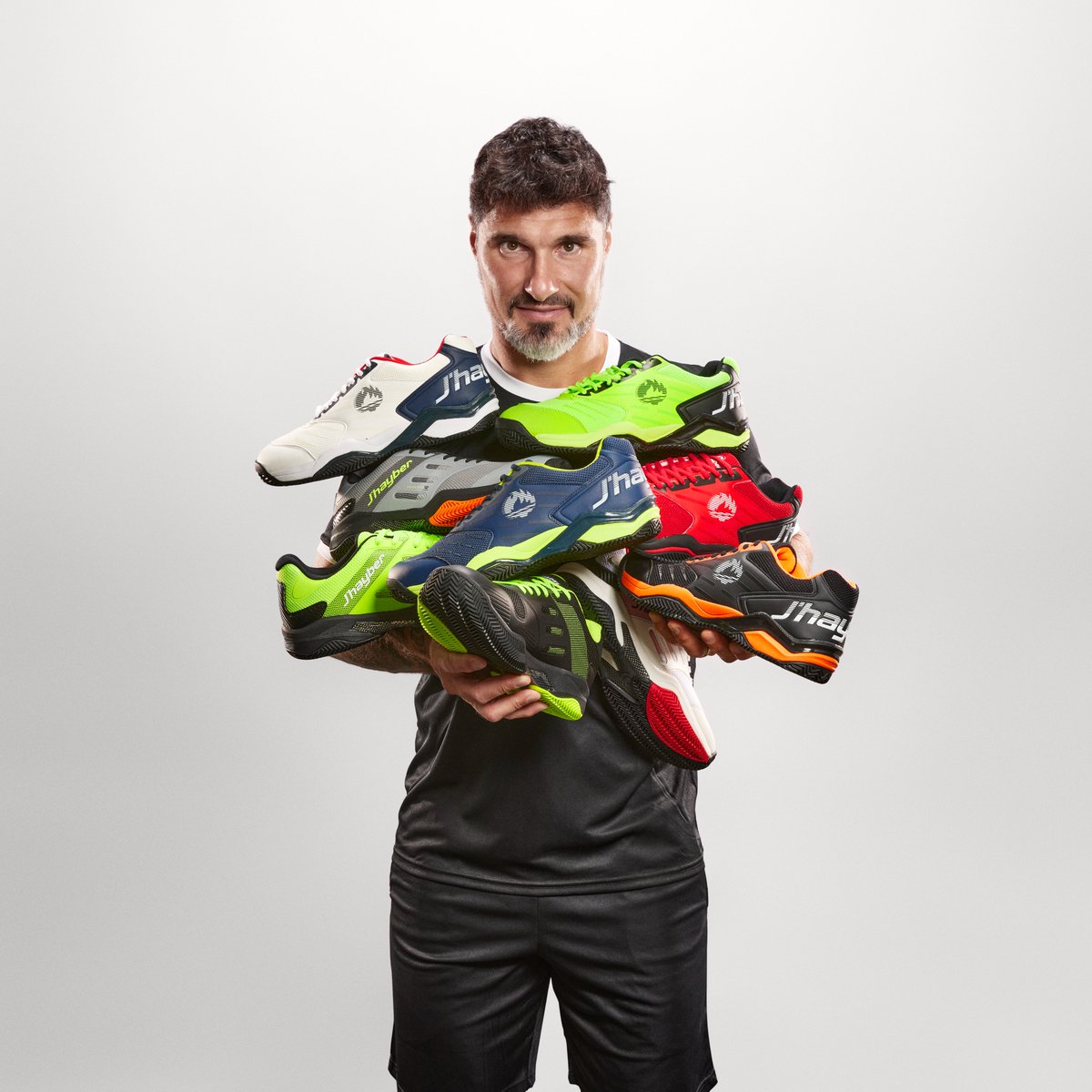 Si no puedes elegir, haz como <a href="/GOMEZSILINGO/">Agustin G. Silingo</a> y llévatelas todas 😆.
➡️Descubre todos los diseños en tu tienda #JhayberPadel más cercana y en jhayber.com/es/catalogo/su…

#ZapatillasDePadel #WPT
#pádel #BlackCarbonJhayberPadel