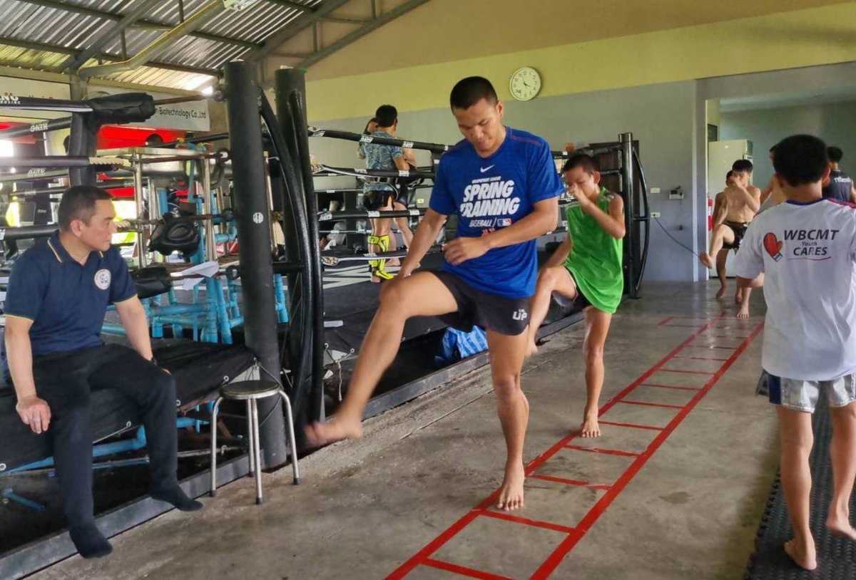 WBCMuaythai's tweet photo. 𝑴𝒆𝒏𝒕𝒐𝒓𝒔𝒉𝒊𝒑 𝒂𝒕 𝒊𝒕𝒔 𝒇𝒊𝒏𝒆𝒔𝒕

WBC MuayThai world champion Thananchai taking the time to train and nurture the young Thai Nak Muays who will travel to Venice for next month’s 𝐖𝐁𝐂 𝐀𝐦𝐚𝐳𝐢𝐧𝐠 𝐌𝐮𝐚𝐲𝐓𝐡𝐚𝐢 𝐖𝐨𝐫𝐥𝐝 𝐅𝐞𝐬𝐭𝐢𝐯𝐚𝐥 in the #huntforgold 🏅 https://t.co/FxpSAjgWc3