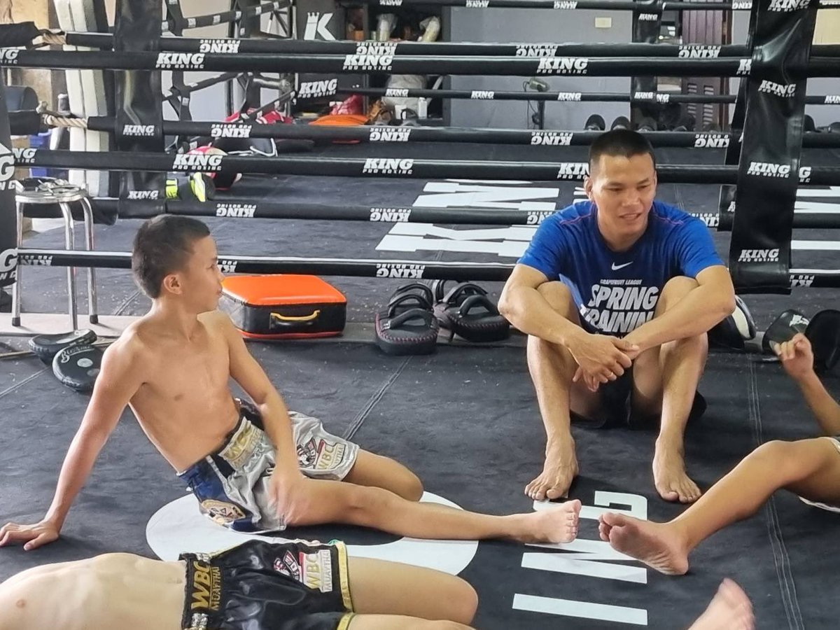 WBCMuaythai's tweet photo. 𝑴𝒆𝒏𝒕𝒐𝒓𝒔𝒉𝒊𝒑 𝒂𝒕 𝒊𝒕𝒔 𝒇𝒊𝒏𝒆𝒔𝒕

WBC MuayThai world champion Thananchai taking the time to train and nurture the young Thai Nak Muays who will travel to Venice for next month’s 𝐖𝐁𝐂 𝐀𝐦𝐚𝐳𝐢𝐧𝐠 𝐌𝐮𝐚𝐲𝐓𝐡𝐚𝐢 𝐖𝐨𝐫𝐥𝐝 𝐅𝐞𝐬𝐭𝐢𝐯𝐚𝐥 in the #huntforgold 🏅 https://t.co/FxpSAjgWc3