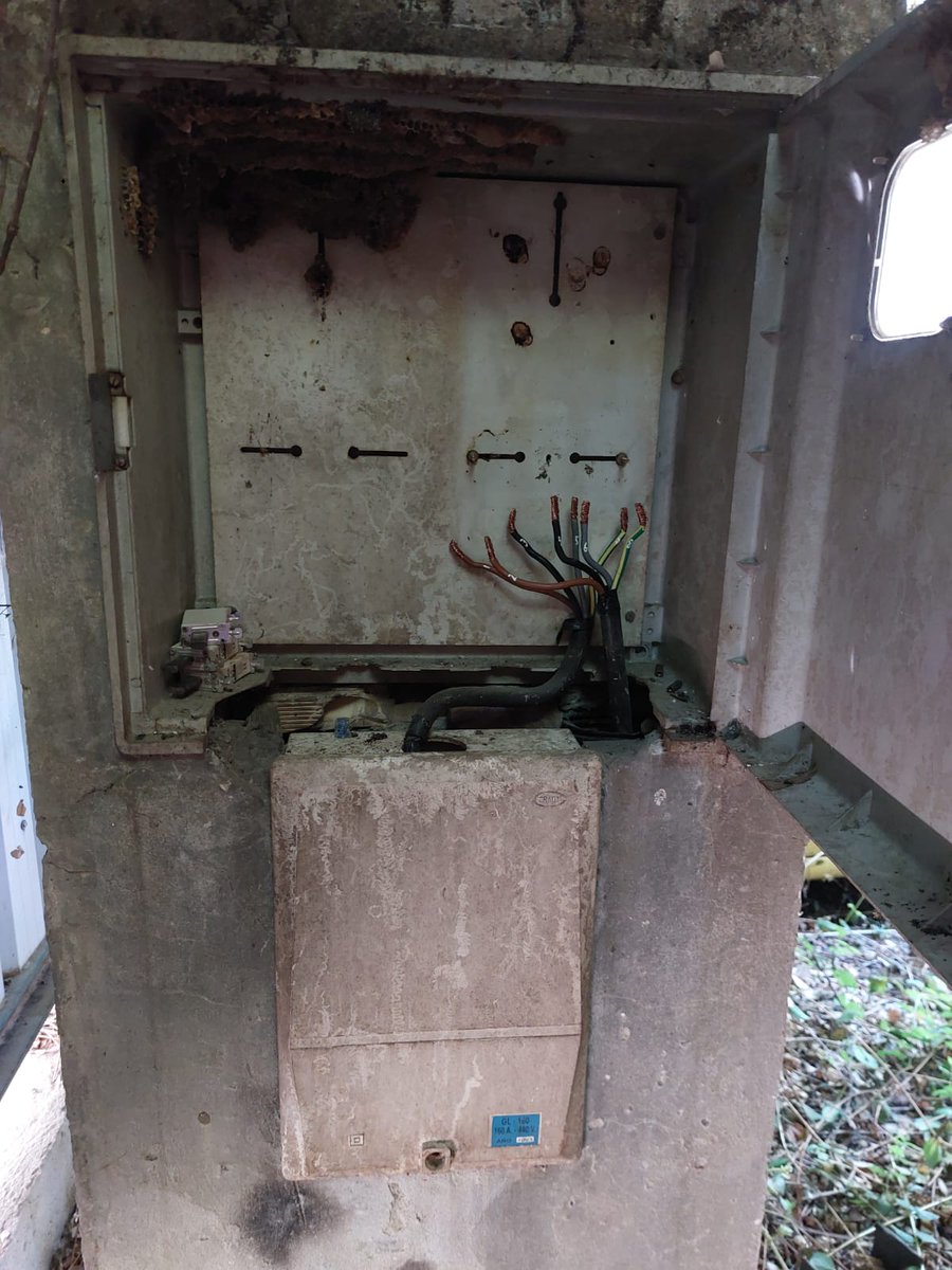 ppepelusev's tweet photo. Hoy las oficinas de la #gruamunicipal se queda sin luz porque la empresa concesionaria no paga. La solución que ha permitido el gobierno? Poner un generador a gasolina en medio de un parque público.  Señor @antoniomunozsev @JuanC__Cabrera , hasta cuando aguantar esta situación? https://t.co/FYIAkikSVG