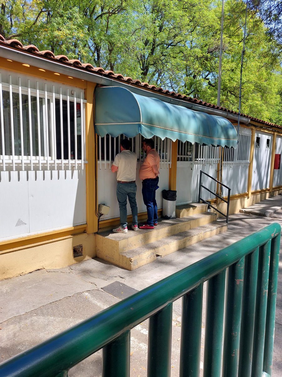 ppepelusev's tweet photo. Hoy las oficinas de la #gruamunicipal se queda sin luz porque la empresa concesionaria no paga. La solución que ha permitido el gobierno? Poner un generador a gasolina en medio de un parque público.  Señor @antoniomunozsev @JuanC__Cabrera , hasta cuando aguantar esta situación? https://t.co/FYIAkikSVG