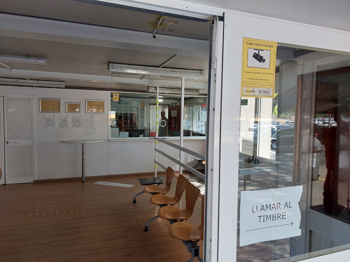ppepelusev's tweet photo. Hoy las oficinas de la #gruamunicipal se queda sin luz porque la empresa concesionaria no paga. La solución que ha permitido el gobierno? Poner un generador a gasolina en medio de un parque público.  Señor @antoniomunozsev @JuanC__Cabrera , hasta cuando aguantar esta situación? https://t.co/FYIAkikSVG