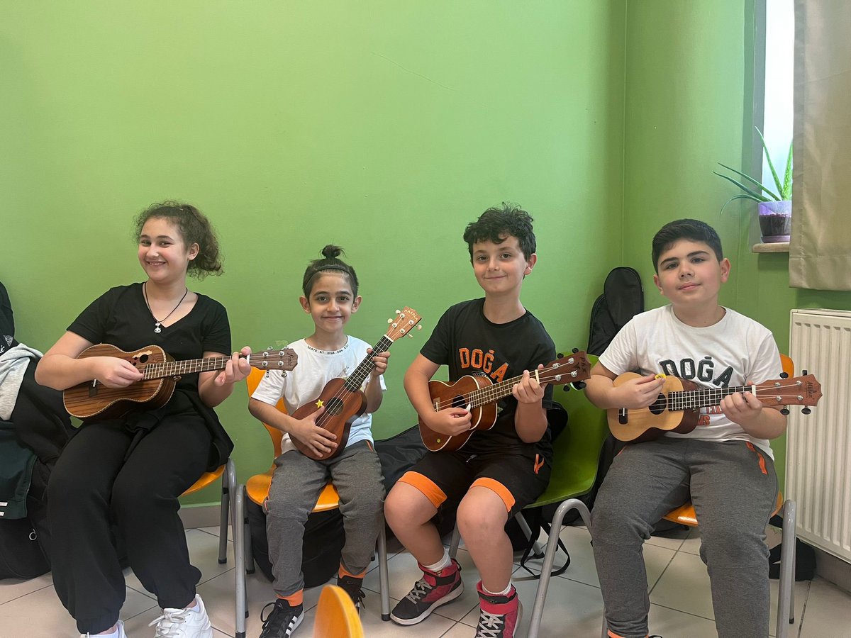 atasehir1doga's tweet photo. Ukulele öğrencileri keyifli şarkılar çaldı 🌸 @CelikUlusal @EceAkinnn https://t.co/b7PBD8eUKh
