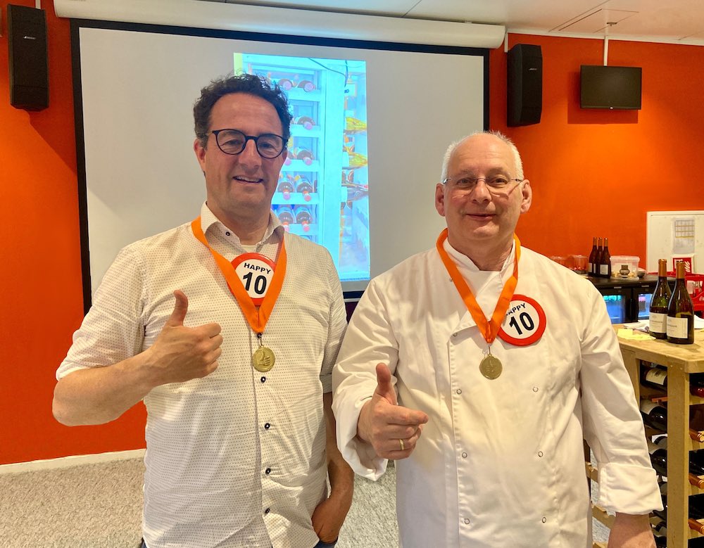 Schoolrestaurant ‘Graag Gedaan’ bestaat 10 jaar, een succesvol initiatief om leerlingen praktijkervaring op te laten doen én een plek waar ouderen in de buurt elkaar ontmoeten. 
Lees meer: oostkrant.com/graaggedaan/ <a href="/Wijkinfopunt/">Oost voor Elkaar</a>