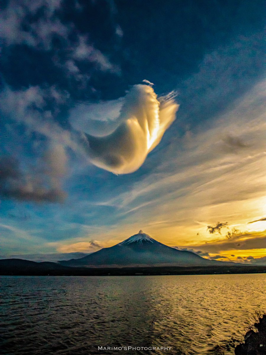 先日撮った富士山の吊るし雲 夕焼け時には形がハートになりました🎵富士山