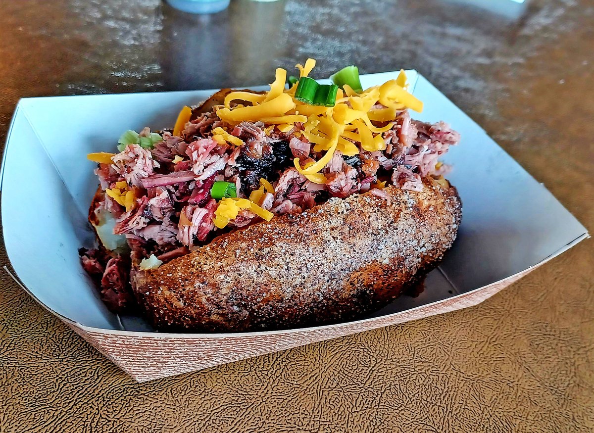 Our Baked Spud is filled with flavor from you choosing your toppings! Get one and taste the goodness today!
.
.
.
#bakedpotato #bakedspud #bakersribsweatherford #smokedchicken #smokedturkey #texasbbq #brisket