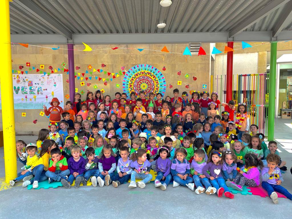 CEIPJoaquinDiaz's tweet photo. Así de guapos han lucido los alumnos y profes de infantil en la fiesta de la primavera. https://t.co/4zuO5qbTvS