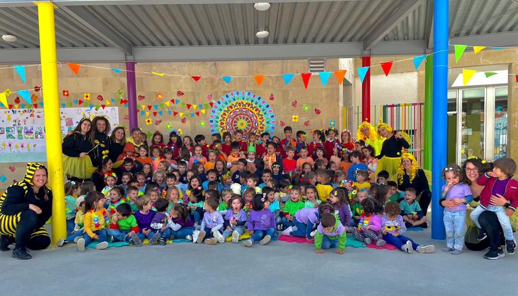 CEIPJoaquinDiaz's tweet photo. Así de guapos han lucido los alumnos y profes de infantil en la fiesta de la primavera. https://t.co/4zuO5qbTvS