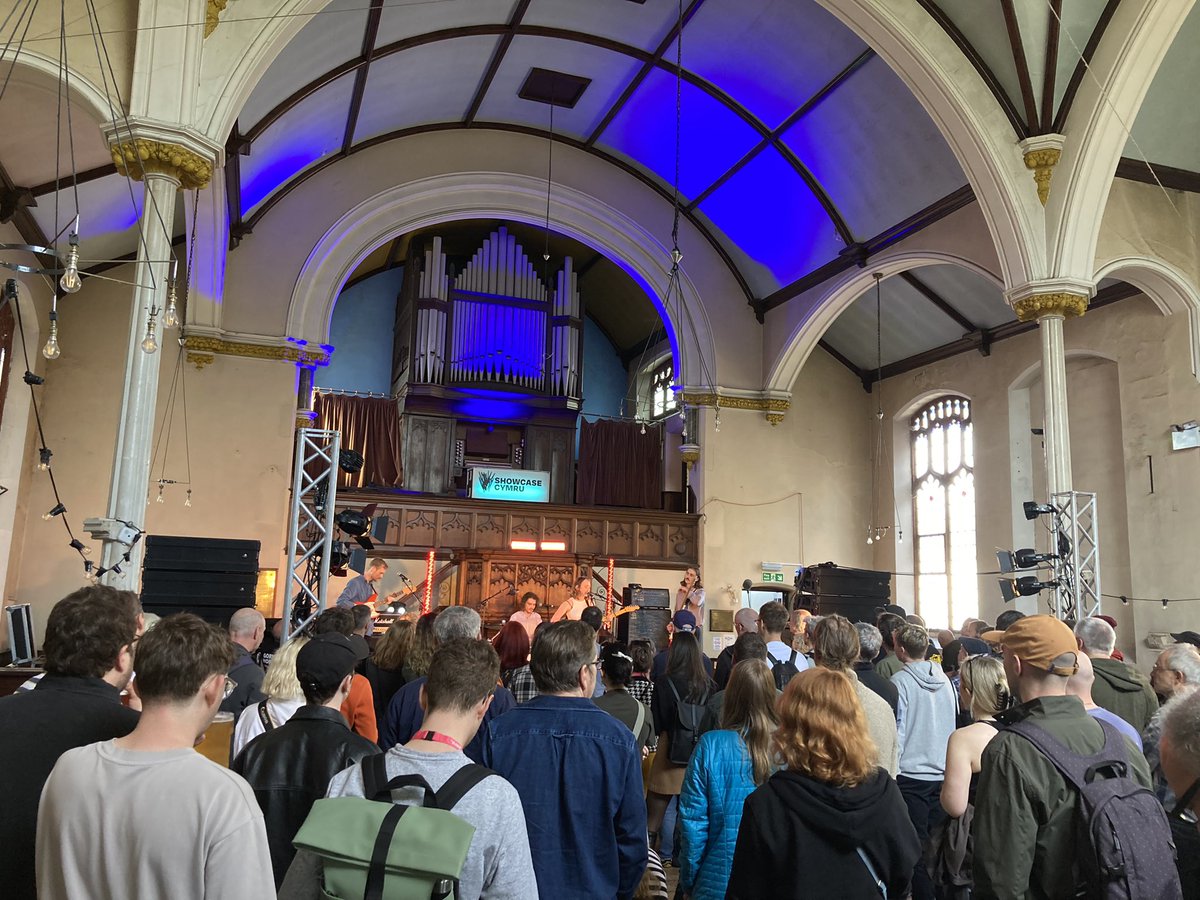 Great crowd in early for the wonderful sounding <a href="/ediebens/">Edie Bens 🧚‍♂️✨</a> !