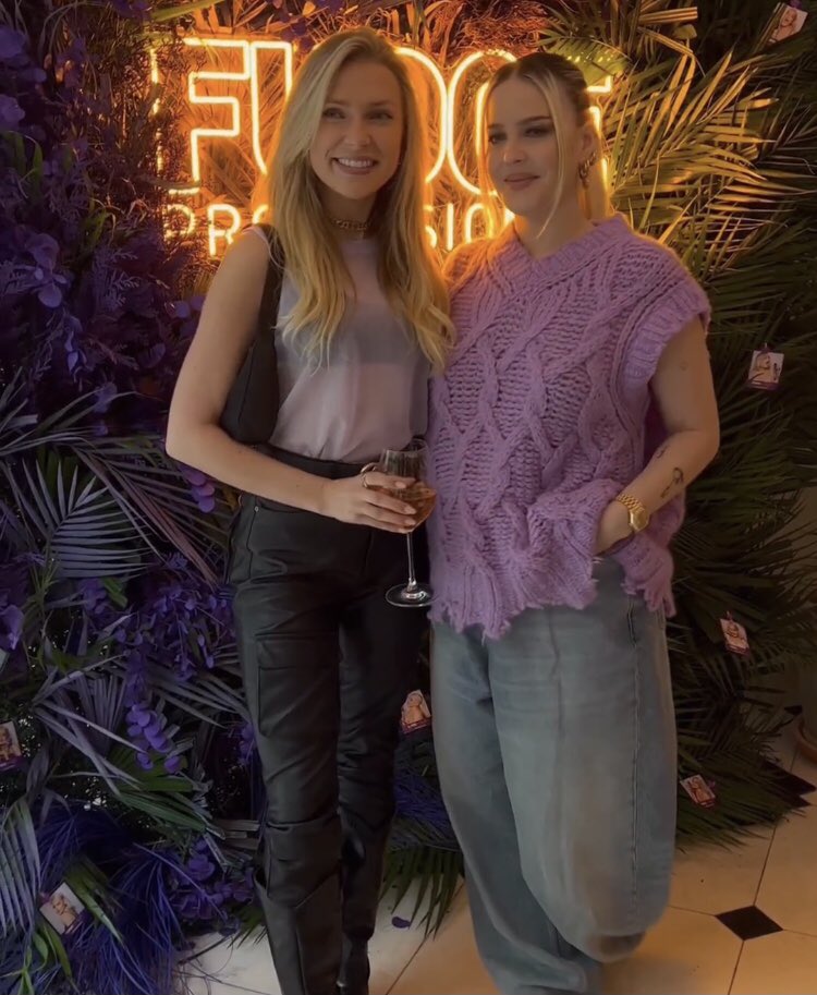 annemariestanss's tweet photo. Anne-Marie at @FUDGEHAIR event π
#AnneMarie
#FudgeProfessional https://t.co/ag0Yb1FObM