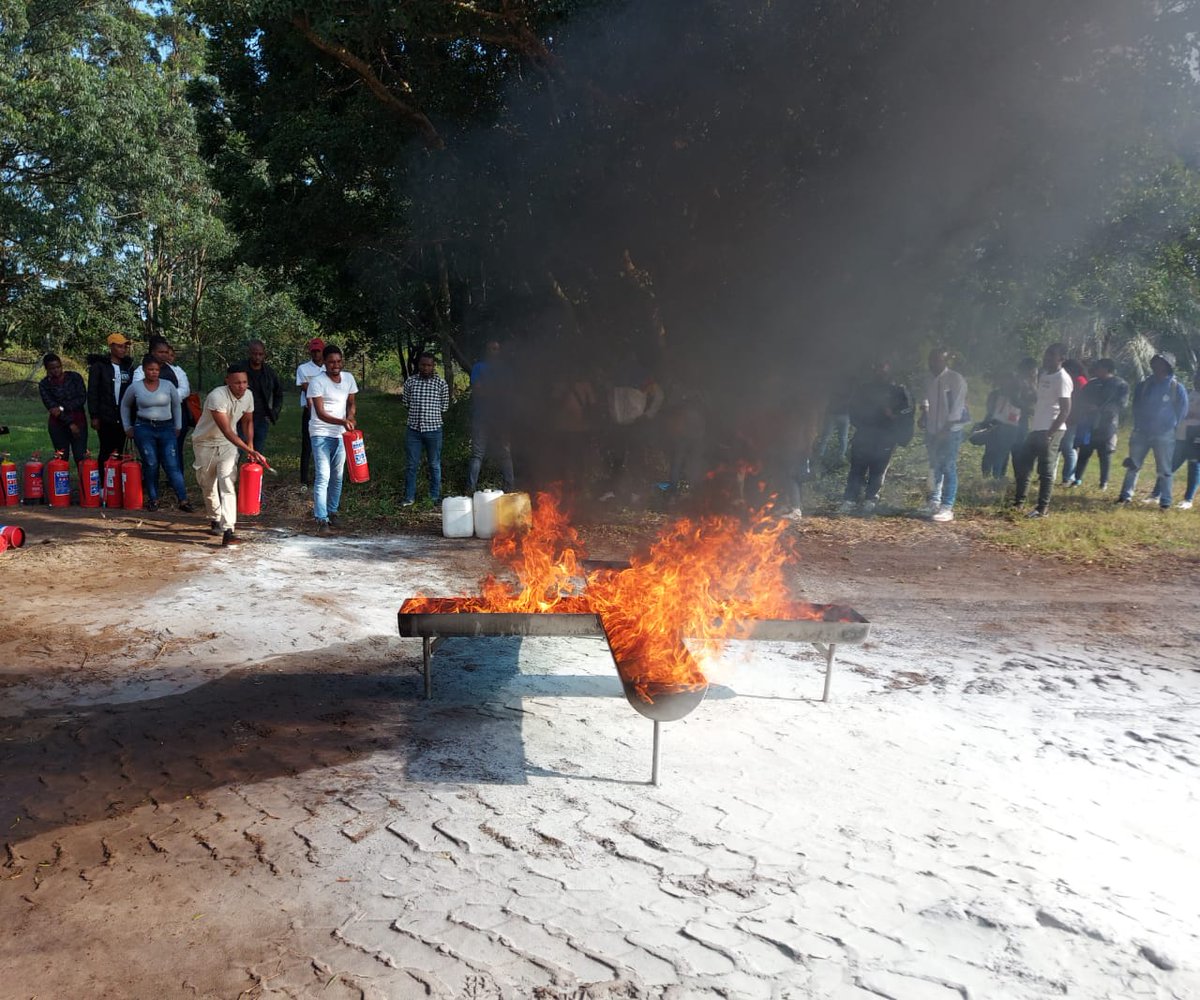 ruralmetrosa's tweet image. Our Fire Watchers are gearing up for the Mondi Shut standby, with intensive compliance training to keep everyone safe. 
#basicfirefighting #dedicatedtosavinglives #dedicatedtosavingproperty #compliance #training