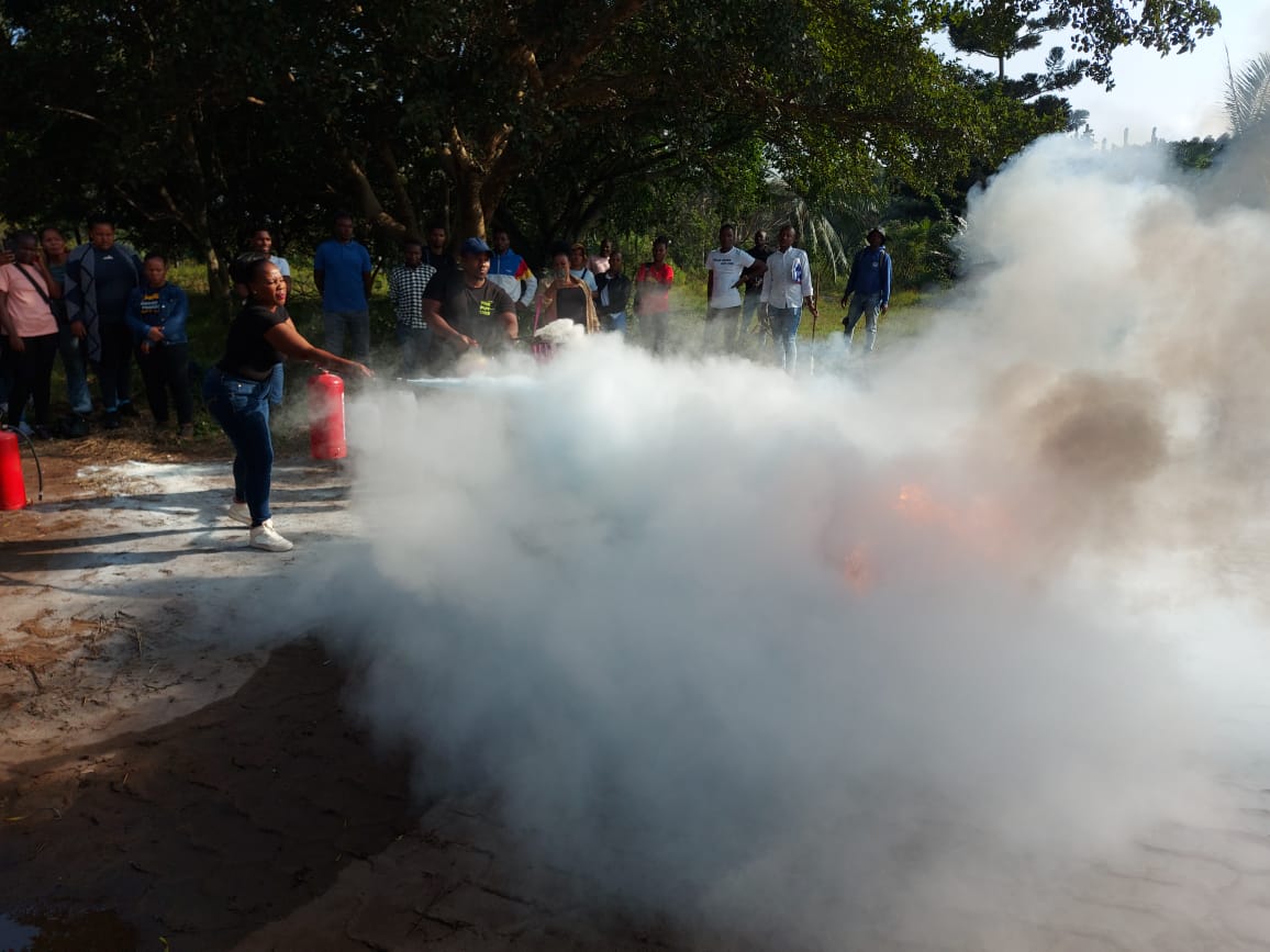 ruralmetrosa's tweet image. Our Fire Watchers are gearing up for the Mondi Shut standby, with intensive compliance training to keep everyone safe. 
#basicfirefighting #dedicatedtosavinglives #dedicatedtosavingproperty #compliance #training