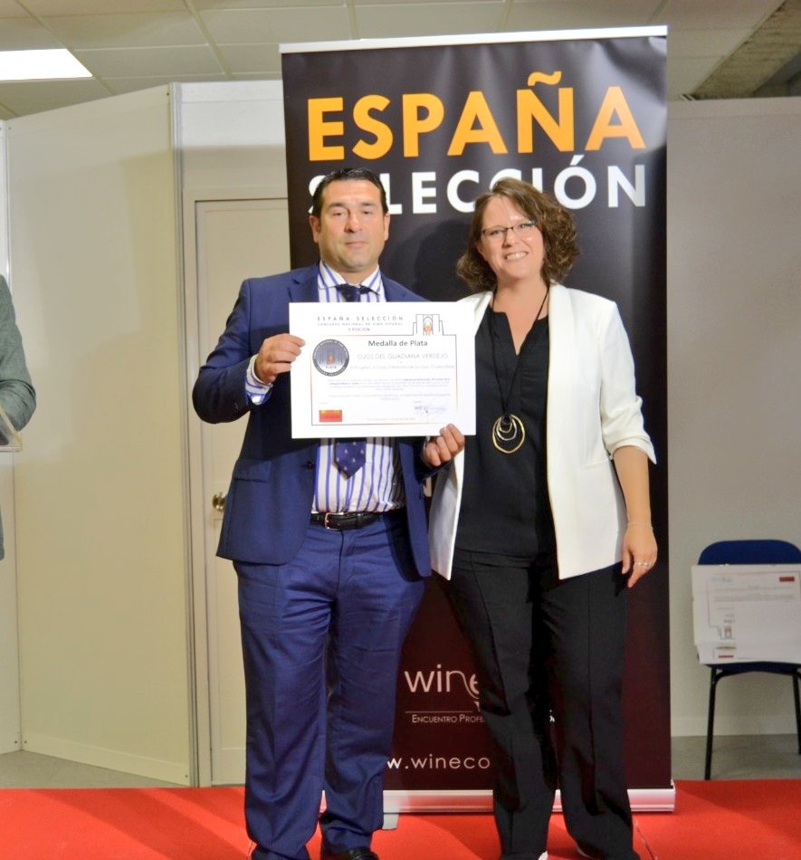 VXcontigo's tweet photo. 🍇 Último día de @Fenavin_Oficial 2023, en el que recogimos Medalla de Plata al #OjosGuadianaVerdejo2022 en concurso #EspañaSelección , tuvimos más visitas de amig@s , del consejero y compradores 🍷
#OjosDelGuadiana #ViñaXétar
#disfrutadelavida #Vidasol #tambiénSinAlcohol https://t.co/u5BNIQg25d