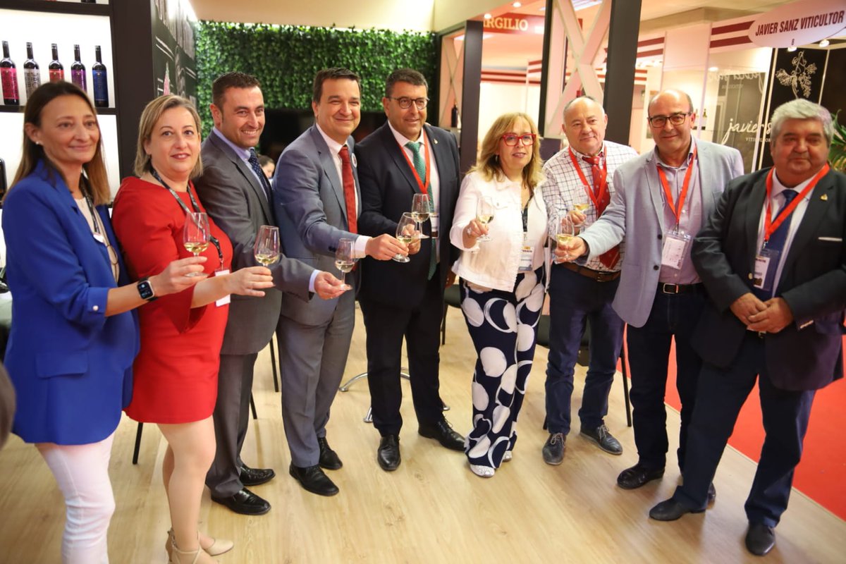 VXcontigo's tweet photo. 🍇 Último día de @Fenavin_Oficial 2023, en el que recogimos Medalla de Plata al #OjosGuadianaVerdejo2022 en concurso #EspañaSelección , tuvimos más visitas de amig@s , del consejero y compradores 🍷
#OjosDelGuadiana #ViñaXétar
#disfrutadelavida #Vidasol #tambiénSinAlcohol https://t.co/u5BNIQg25d