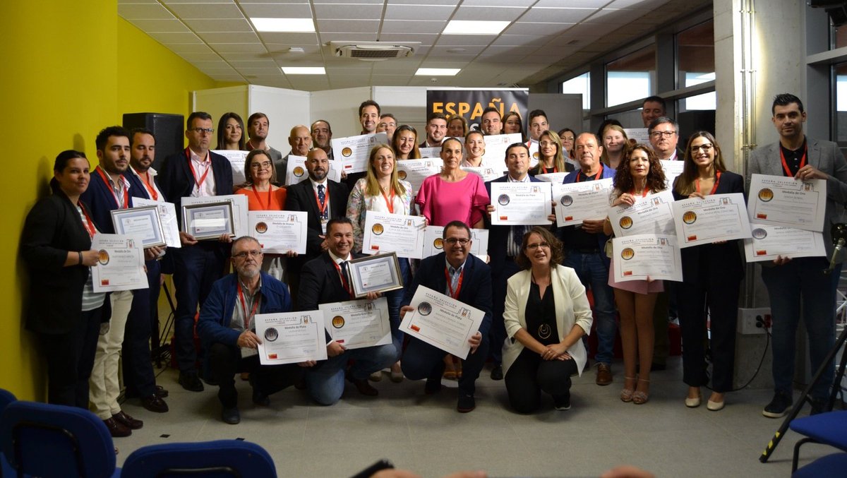 VXcontigo's tweet photo. 🍇 Último día de @Fenavin_Oficial 2023, en el que recogimos Medalla de Plata al #OjosGuadianaVerdejo2022 en concurso #EspañaSelección , tuvimos más visitas de amig@s , del consejero y compradores 🍷
#OjosDelGuadiana #ViñaXétar
#disfrutadelavida #Vidasol #tambiénSinAlcohol https://t.co/u5BNIQg25d