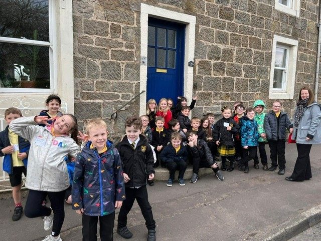 FenwickPrimary's tweet image. As part of the Rights Respecting Schools Outright Campaign P1 and P2/3 visited our local Pharmacy. The children asked Pharmacist Ash lots of questions about his job. 💊 👨‍⚕️ @EACHWBteam @UNICEF @UNICEFuk_action #OutRight #Edutwitter #TeacherTwitter @EacEducation