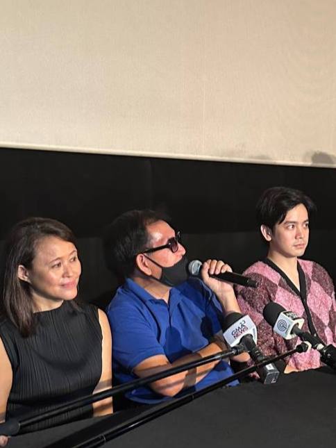 primevideoph's tweet photo. Sa nobela, walang ending. Pero sa pelikula nilagyan namin ng konting ending ...para hindi bitin. Ako mismo nabitin sa nobela. Si Bob mismo ang nagbigay ng ending. ‘Yun ang kinaibahan. — #ChitoRoño on adapting Ang Mga Kaibigan ni Mama Susan as a screenplay https://t.co/iuqSFULn0D