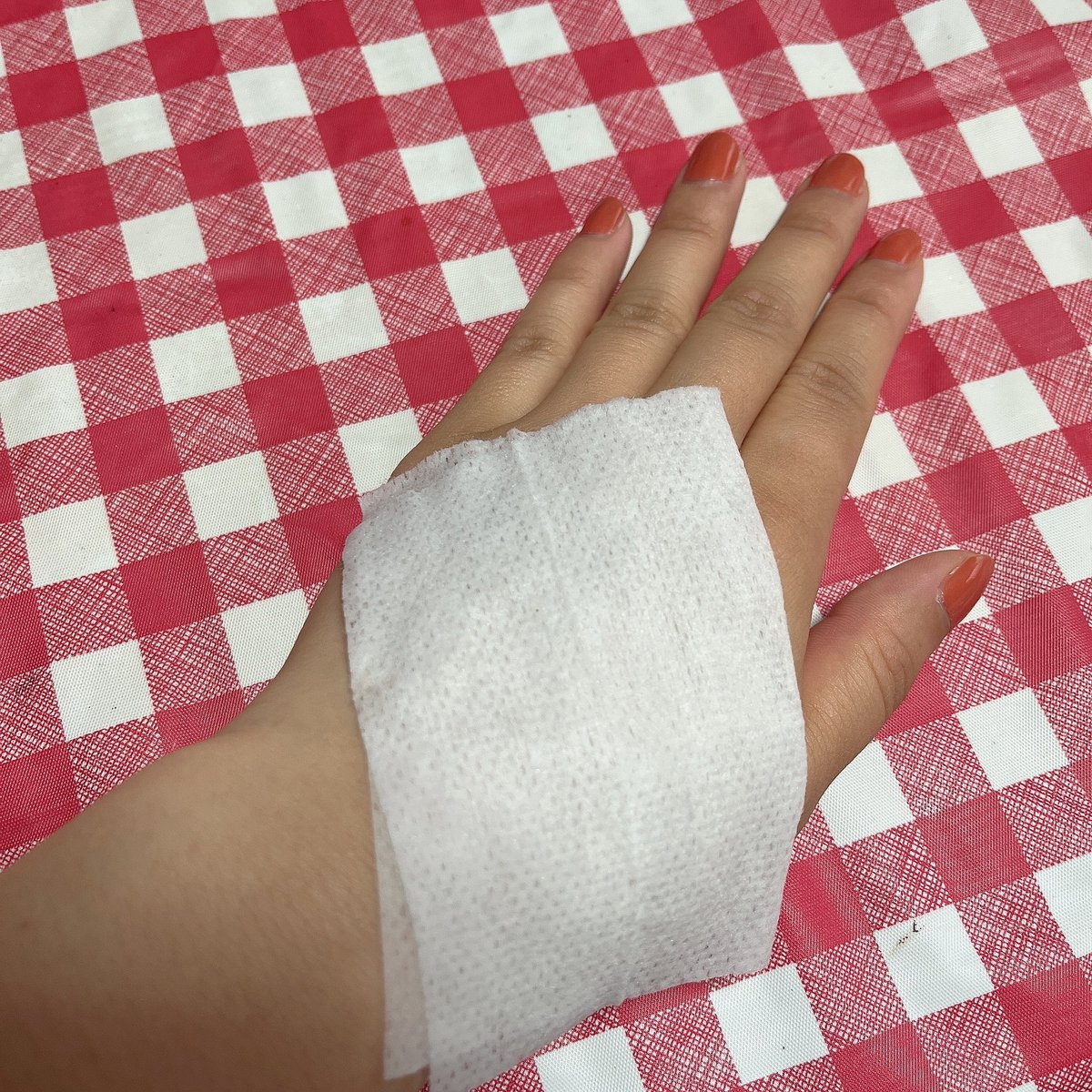 momomasya's tweet photo. \メイクの仕上げに/
メイクを密着ロック*
*シートによるメイク密着と皮脂吸収パウダーの崩れ防止効果
ファンデの毛穴落ちなどのメイク崩れを防ぐビオレメイク持続シート！
花王株式会社様から提供していただきました✨
持ち運びにもおすすめ◎
#ビオレ　#メイク持続シート　#さらマット肌続く　#PR https://t.co/qCL2s0Yjjl