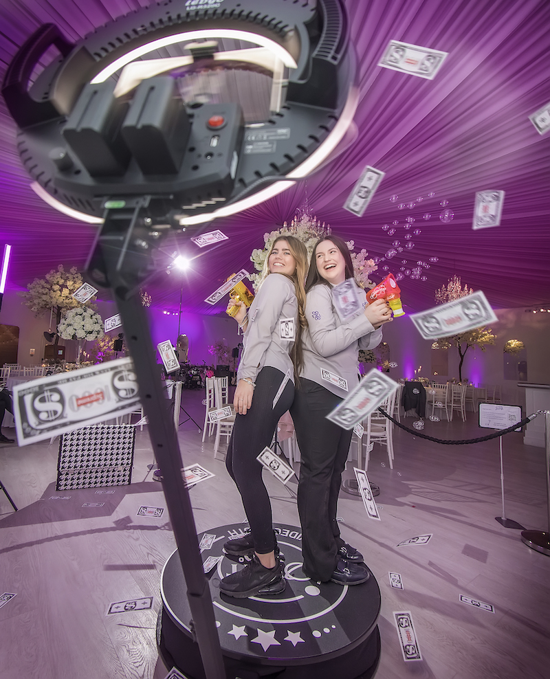 Head to Colwyn Bay Pier this Prom Xtra to strike a pose on Event lounge's new 360 photo booth! ✨🤩📽️ Free Activity!