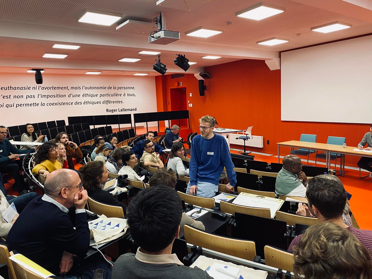 📢 Top départ de la Spring school 'Communiquer sa recherche: il était une fois la science'! Deux journées d'échanges et de formations avec les chercheurs et chercheuses ULB 🎓 @NicolasBeck4 et @mariusgilbert ouvrent les ateliers ! Un évent par @ULBRecherche et @ReSIC_ULB!